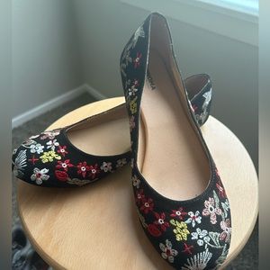 Women’s Sonoma used embroidered flats